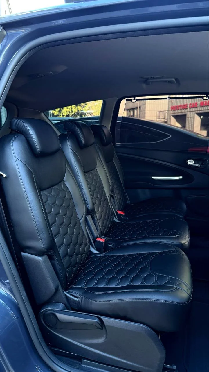 Ford S Max Пошит и установлен комплект каркасных чехлов в категории Silver в черном цвете с