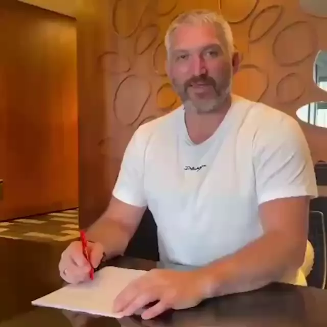 ✍🏻 Подписал, что вернуться и продолжить творить историю мирового хоккея! 🥳