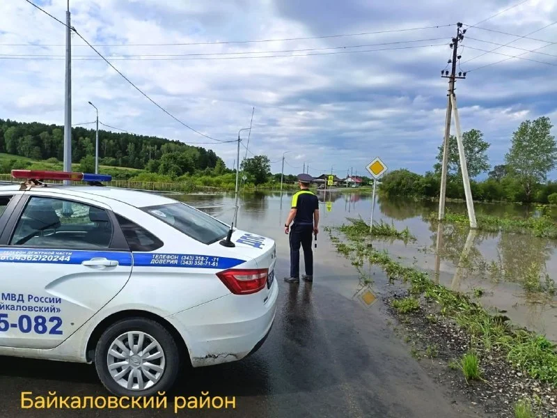 Ливни затопили дороги в Свердловской области