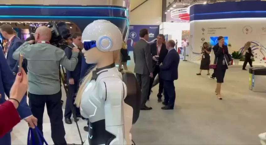 💁‍♂️Гости ПМЭФ-2026 оказались в восторге от ягодиц робота
