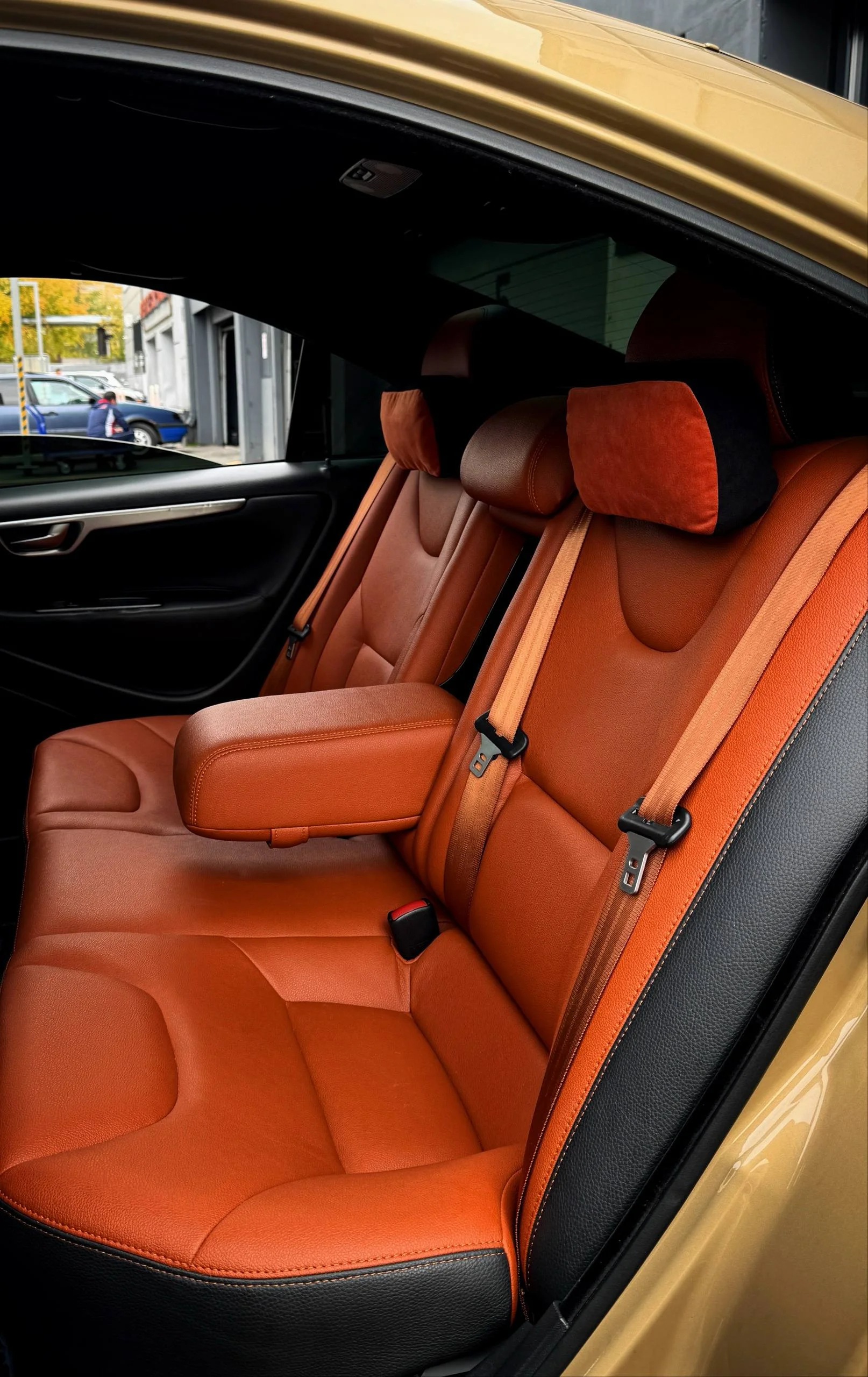 И так… снова наша золотая Volvo S60 с ярким оранжевым салоном!