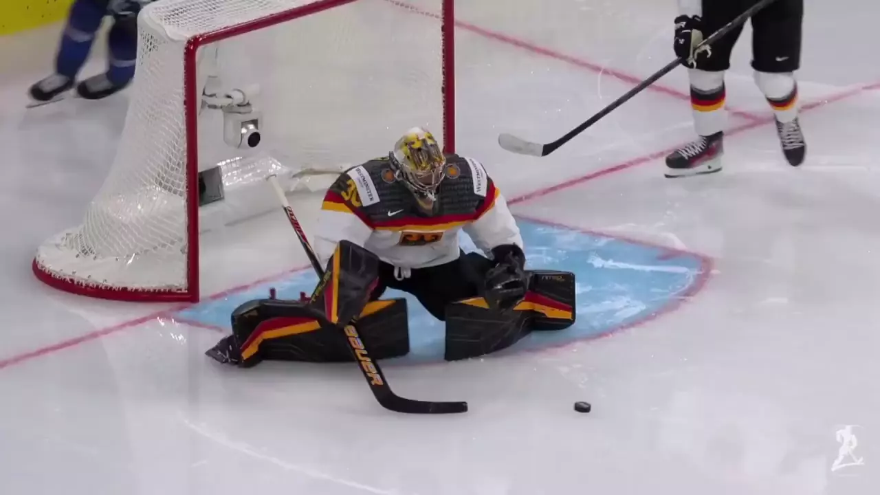 😮 Невероятное спасение от защитника сборной 🇩🇪 Германии Морица Зайдера на 🏒 чемпионате
