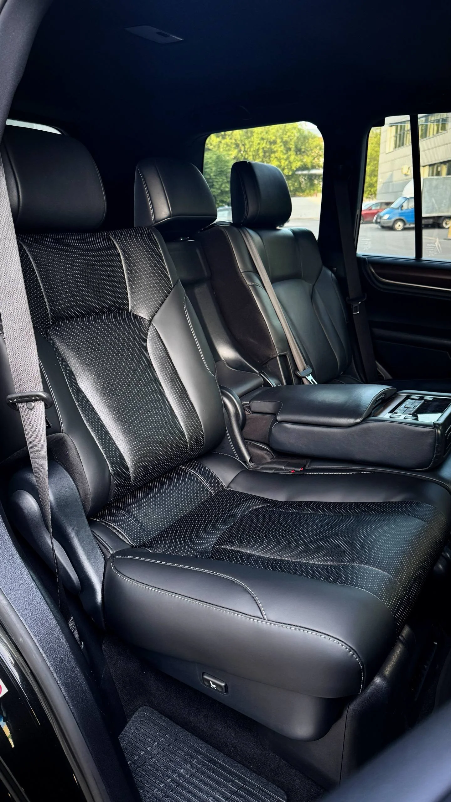 Lexus LX 570 Произвели полную реставрацию поролона водительского сидения, а также правого заднего