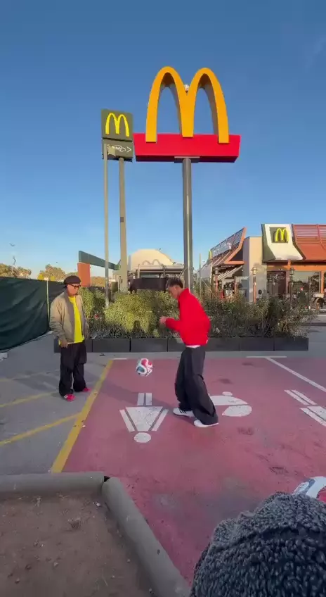 Роналдиньо наказал Ямаля в челлендже McDonald’s 👏