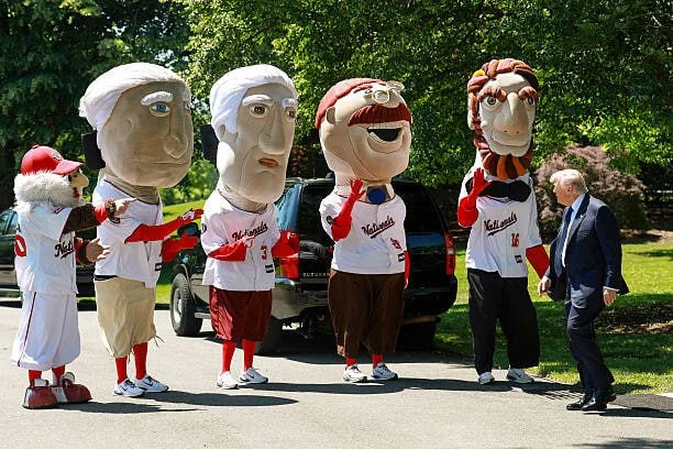 Президент США Дональд Трамп приветствует команду Washington Nationals "Racing Presidents" после
