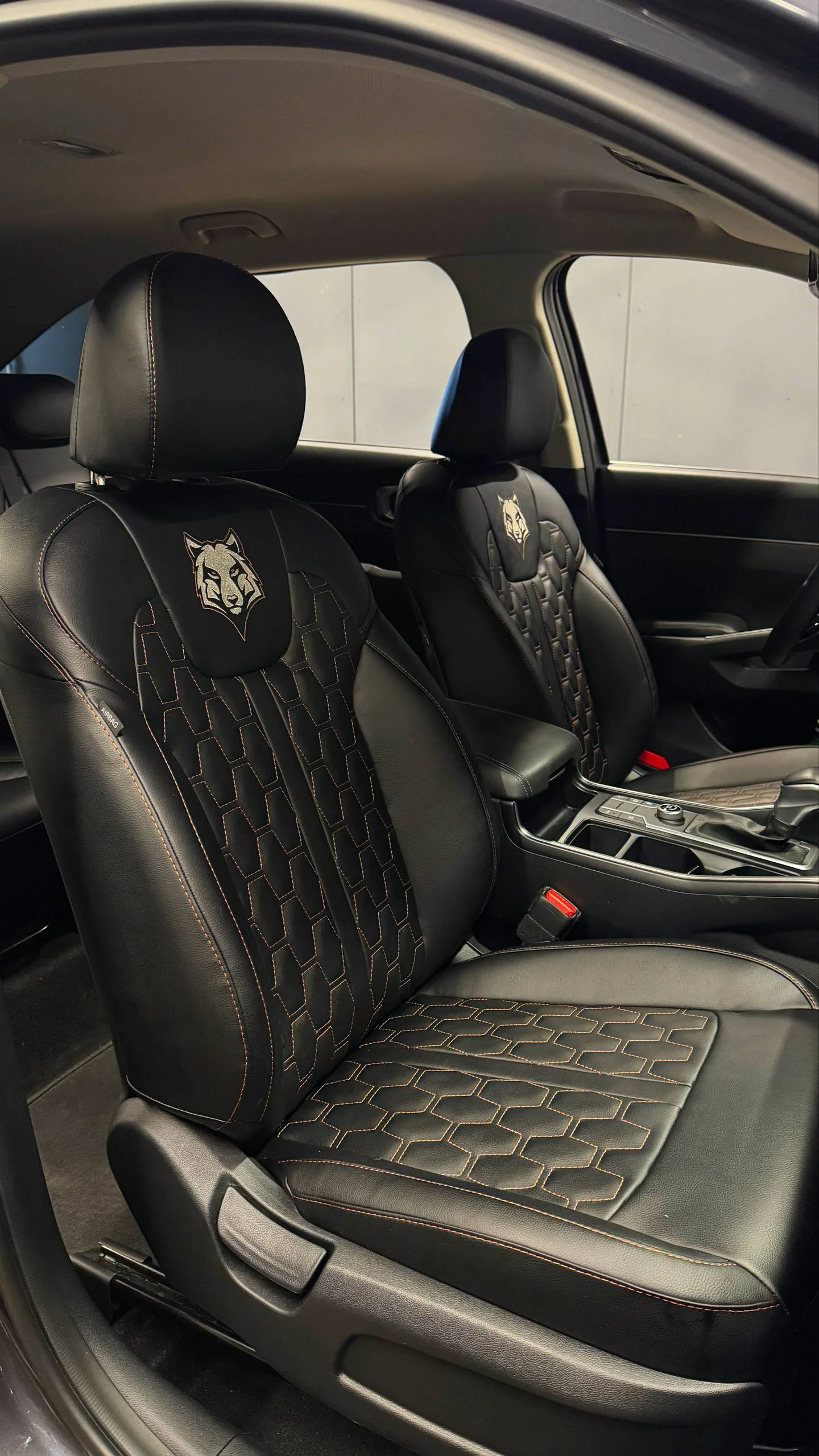 Kia Sorento 4  Пошит и установлен комплект в категории Base+ в черном цвете с контрастной рыжей