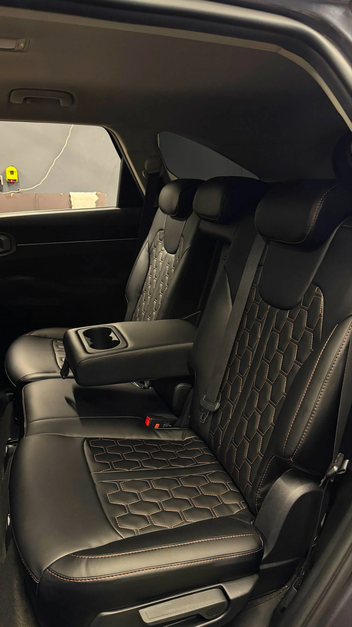 Kia Sorento 4  Пошит и установлен комплект в категории Base+ в черном цвете с контрастной рыжей