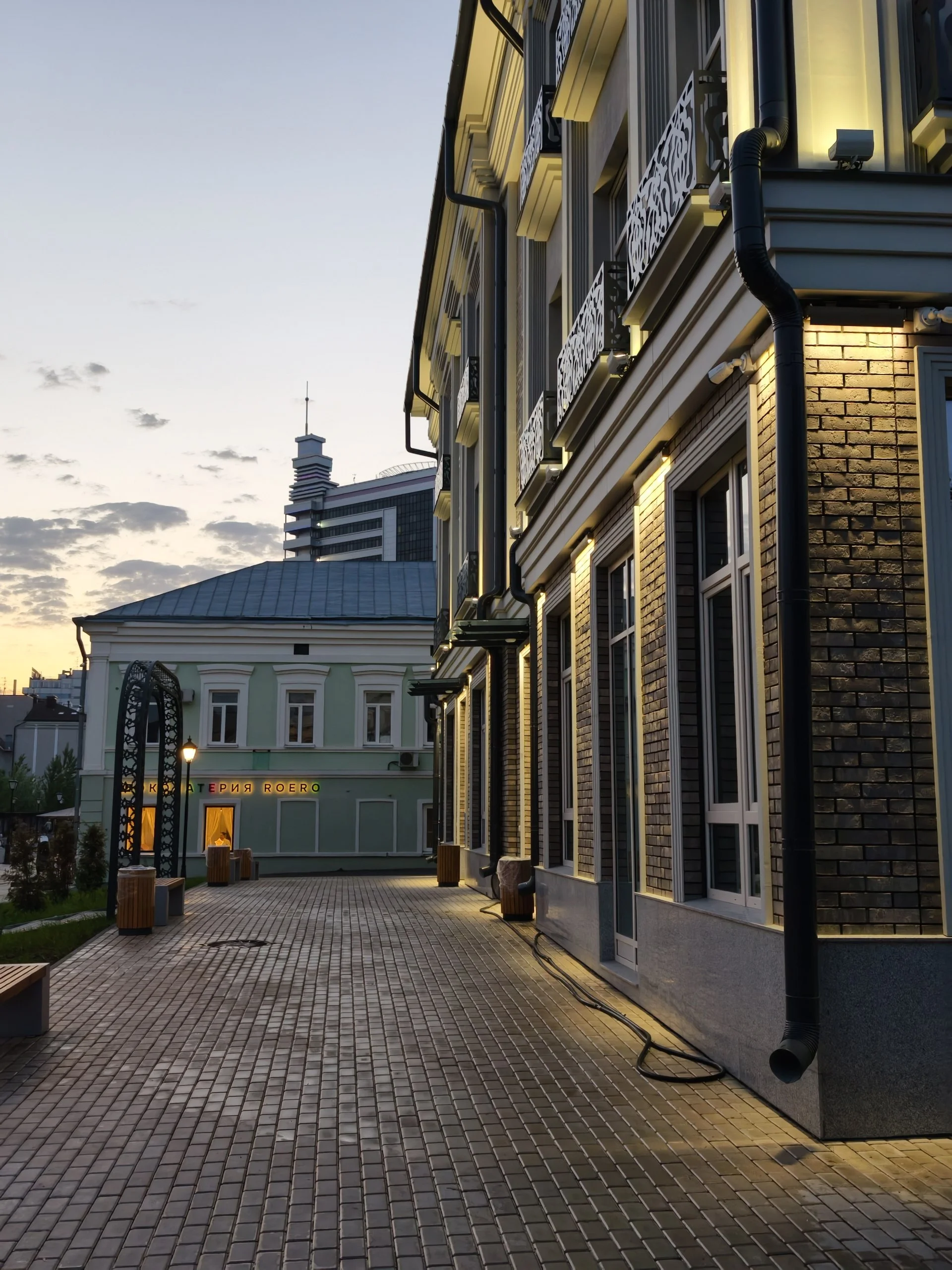 Новое здание готово на Петербургской, красиво вечером светится ✨ находится в близи Ротонды