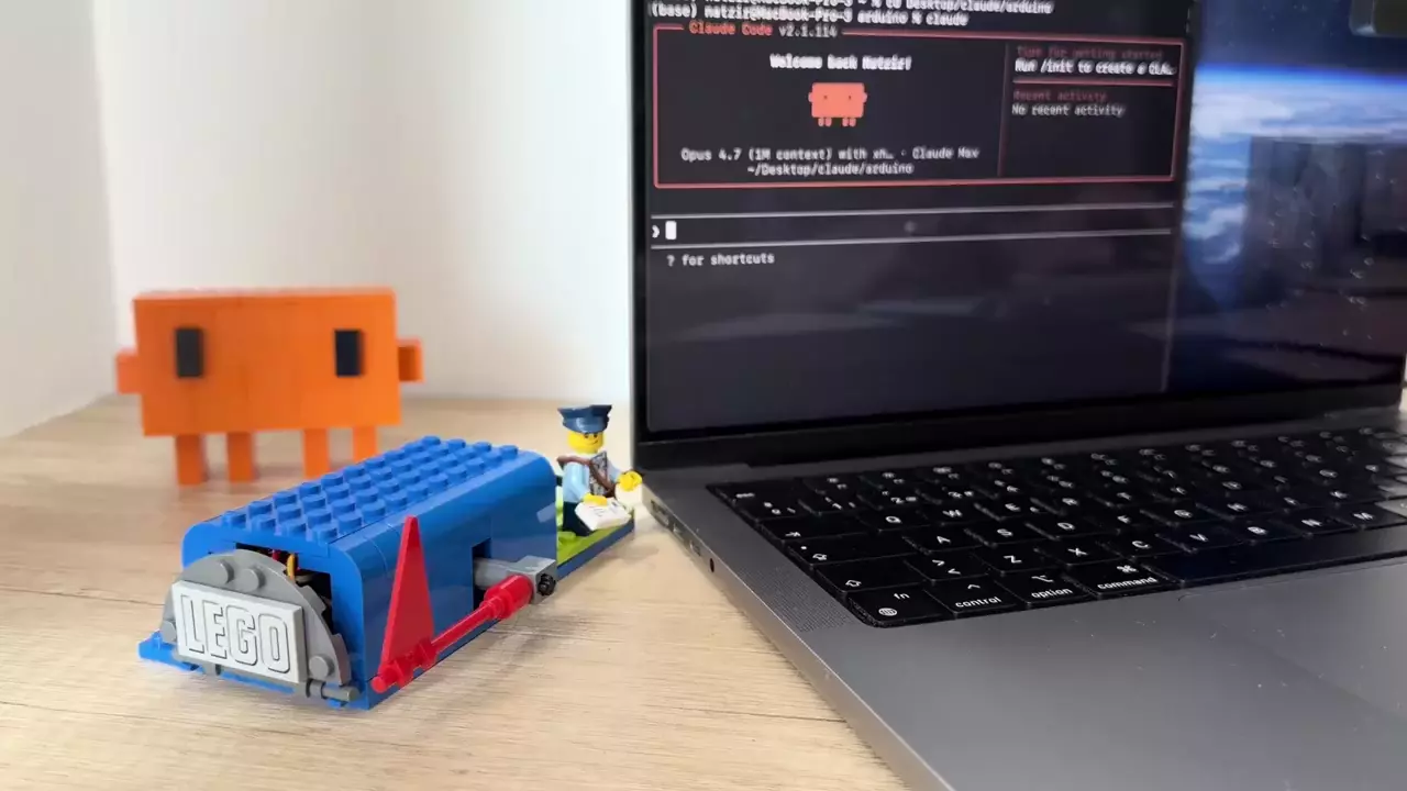 Когда Claude Code заканчивает задачу или требует внимания, у ящика Lego поднимается флажок