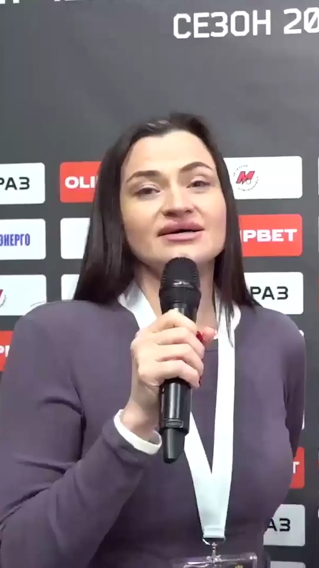 В плей-офф 🏒 ВХЛ от напряжения не выдерживают даже баннеры в микст-зоне 👀 🙂