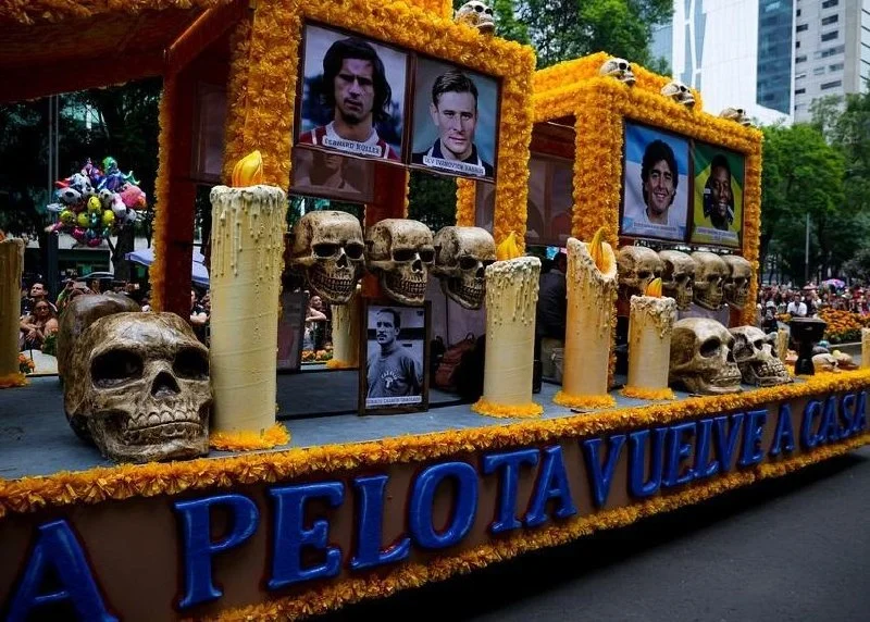На параде мёртвых в честь ЧМ-2026 повторили Руку бога и почтили память Яшина 🙏