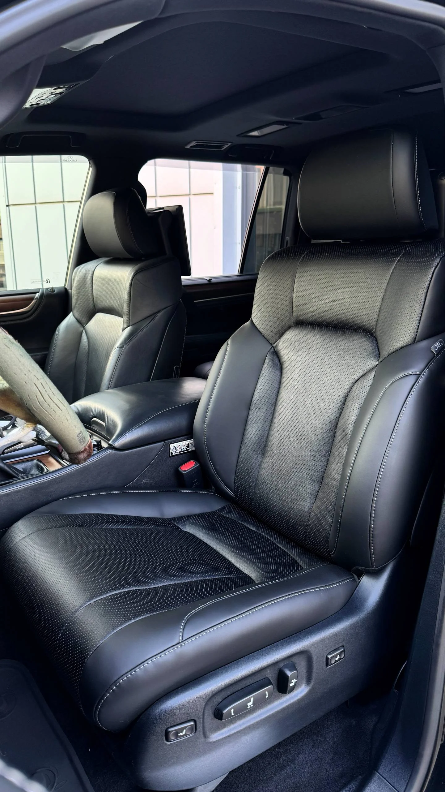 Lexus LX 570 Произвели полную реставрацию поролона водительского сидения, а также правого заднего