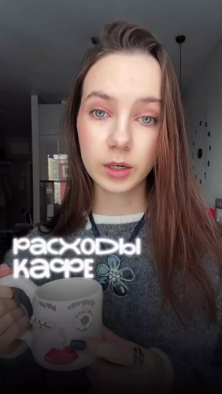 Владелица кофейни перечисляет постоянные расходы: комиссии доставки, страховые взносы, обслуживание