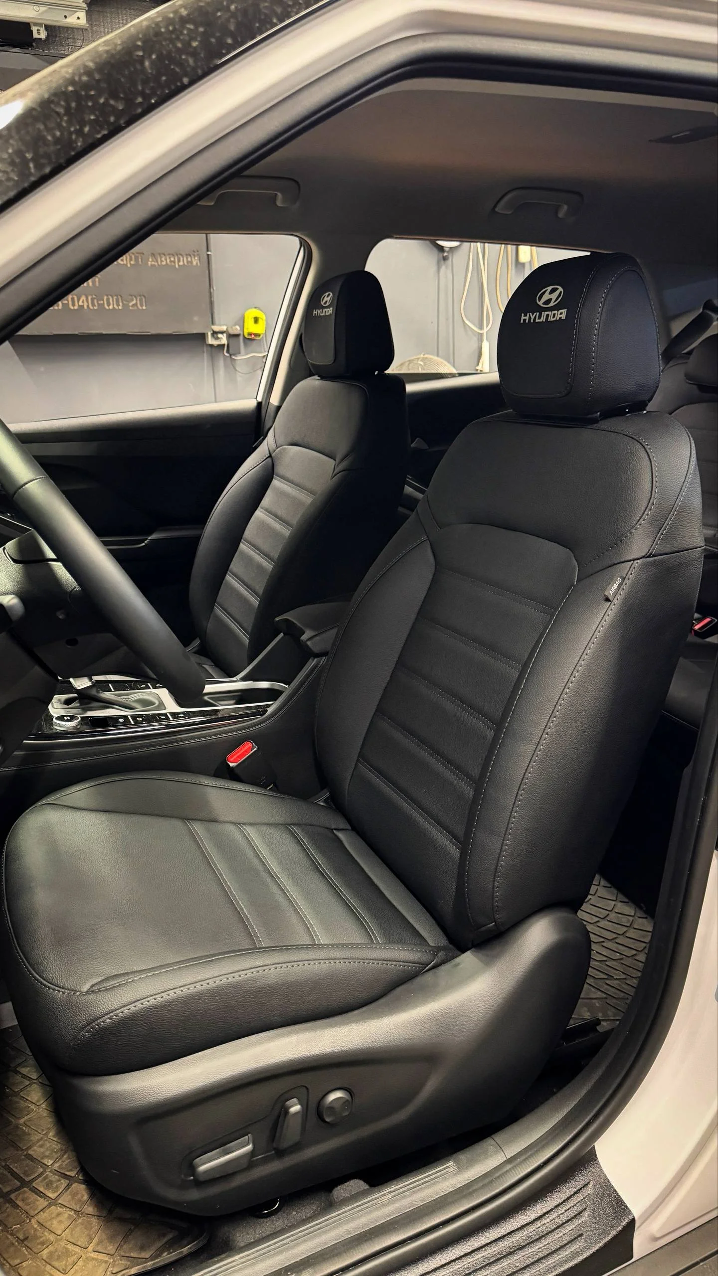 Hyundai Creta Пошит и установлен комплект в категории Gold в черном цвете, текстура Дакота, нитка