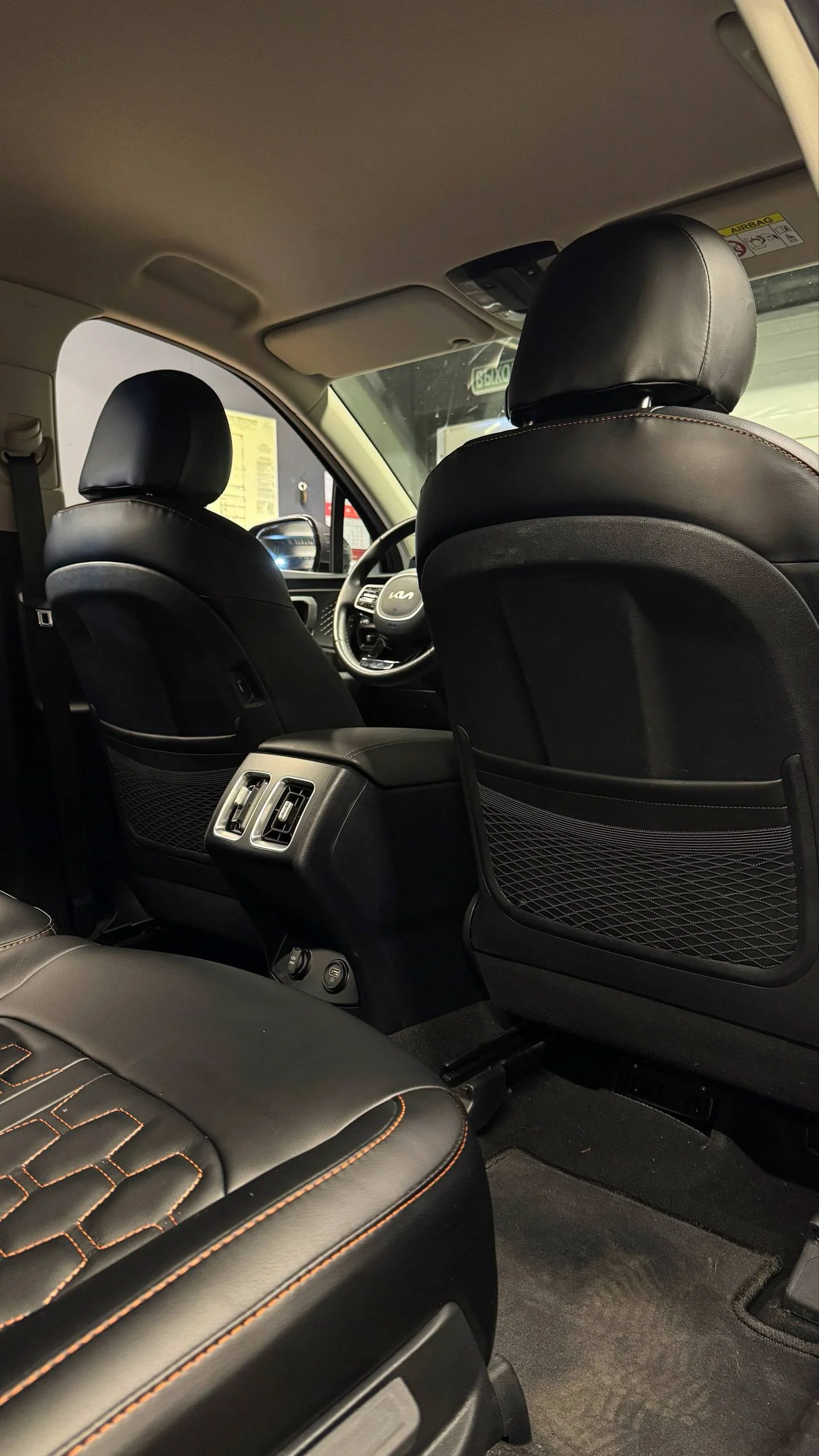 Kia Sorento 4  Пошит и установлен комплект в категории Base+ в черном цвете с контрастной рыжей