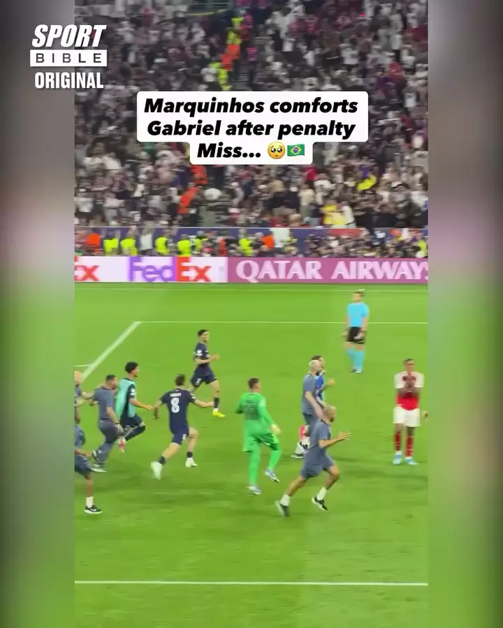 Капитан ПСЖ Маркиньос стал первым в истории обладателем награды UEFA Respect - за то, что утешил