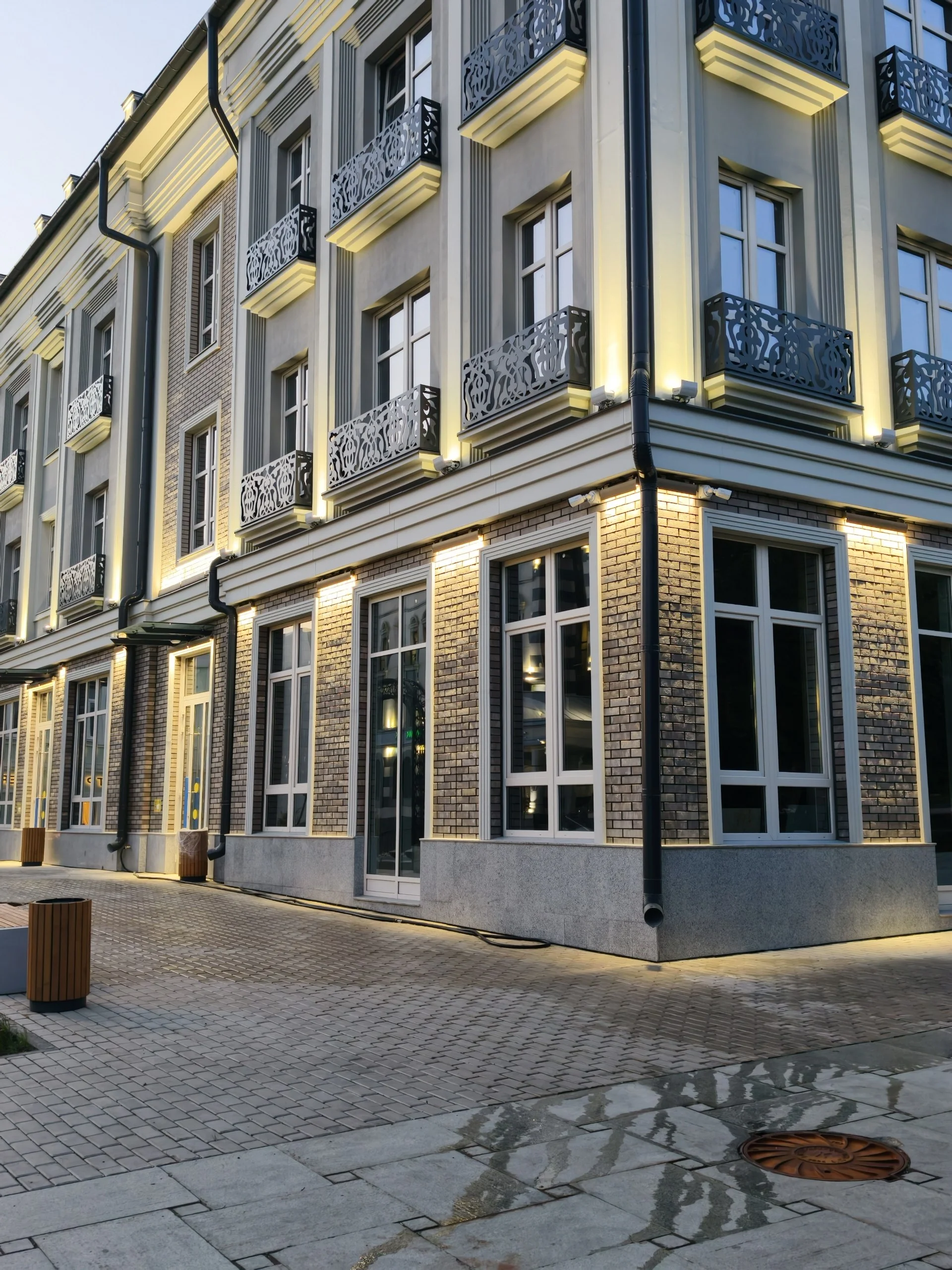 Новое здание готово на Петербургской, красиво вечером светится ✨ находится в близи Ротонды