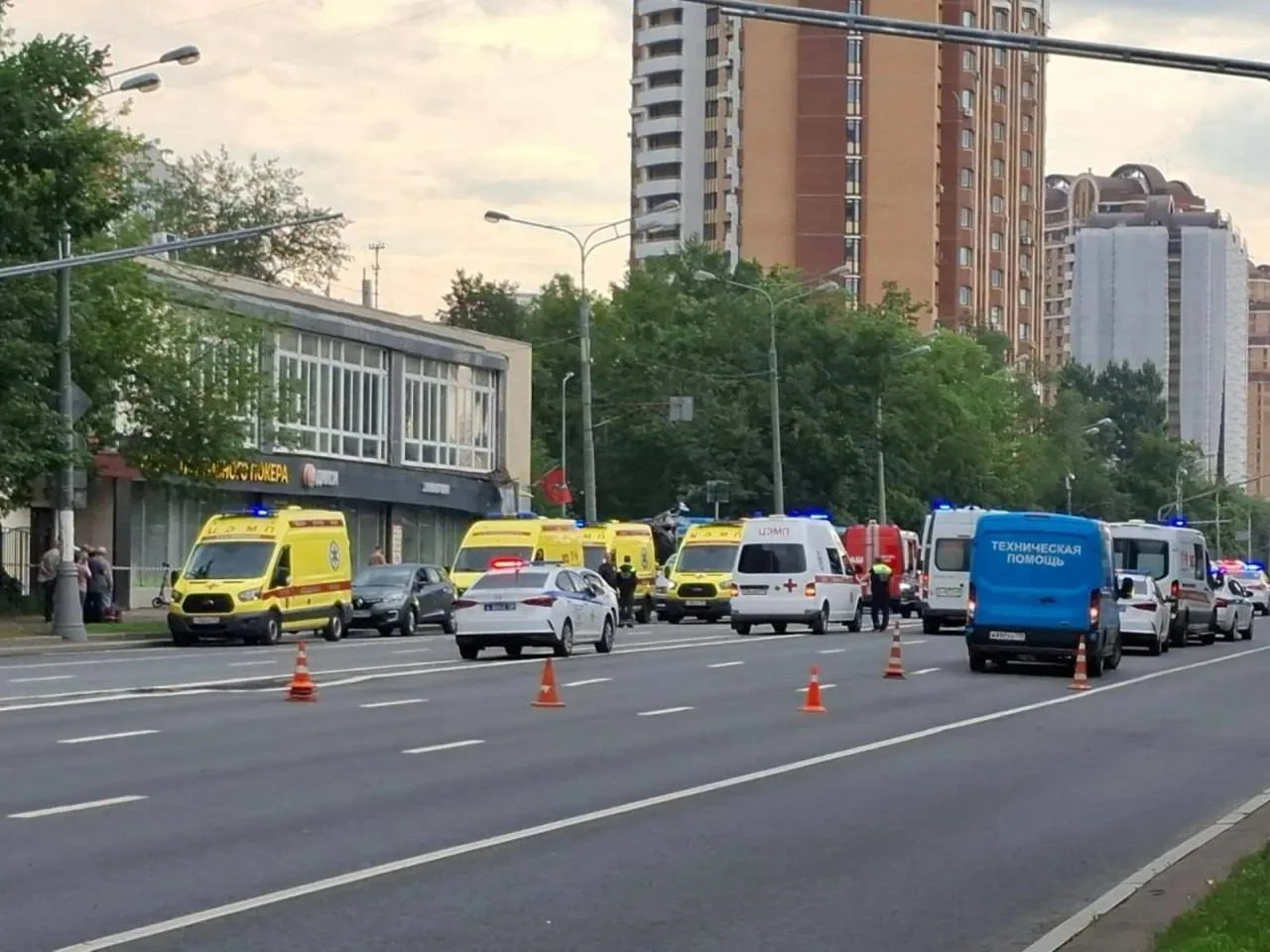 Очевидцы говорят, что какая-то бешеная Газель подрезала автобус, в результате чего водителю