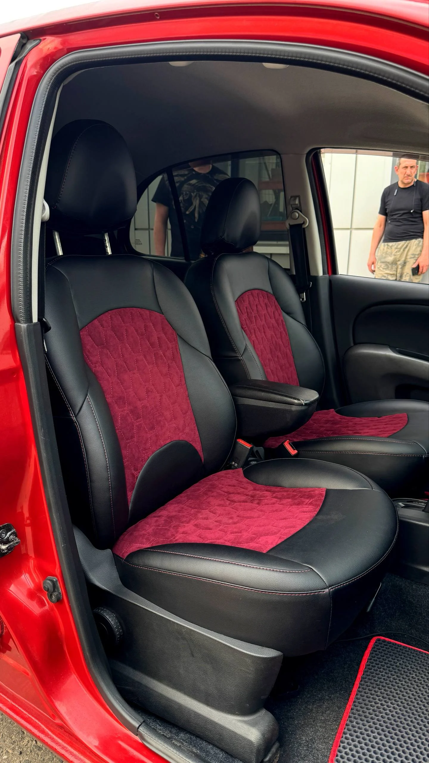 Nissan Micra Пошит и установлен комплект в категории Base+ с усилением переднего ряда, в