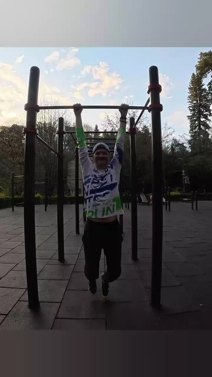 С февраля не слезаю с турника