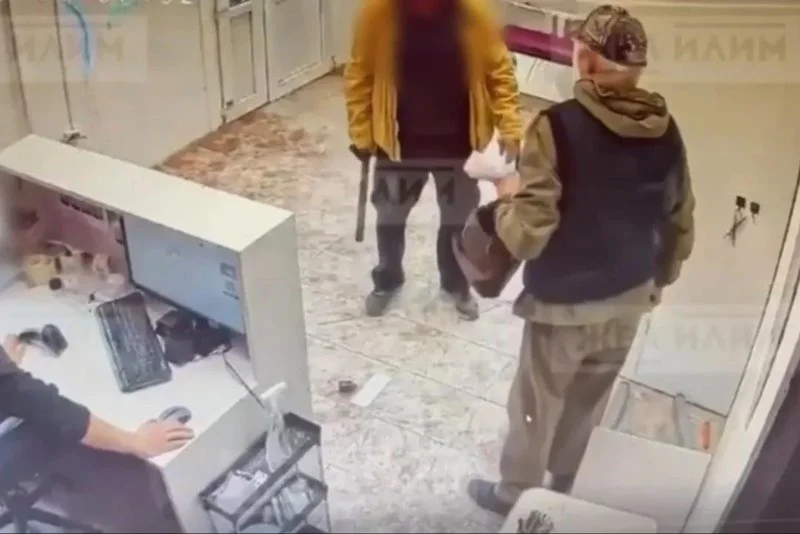 В Железногорске-Илимском двое посетителей подрались в пункте выдачи заказов
