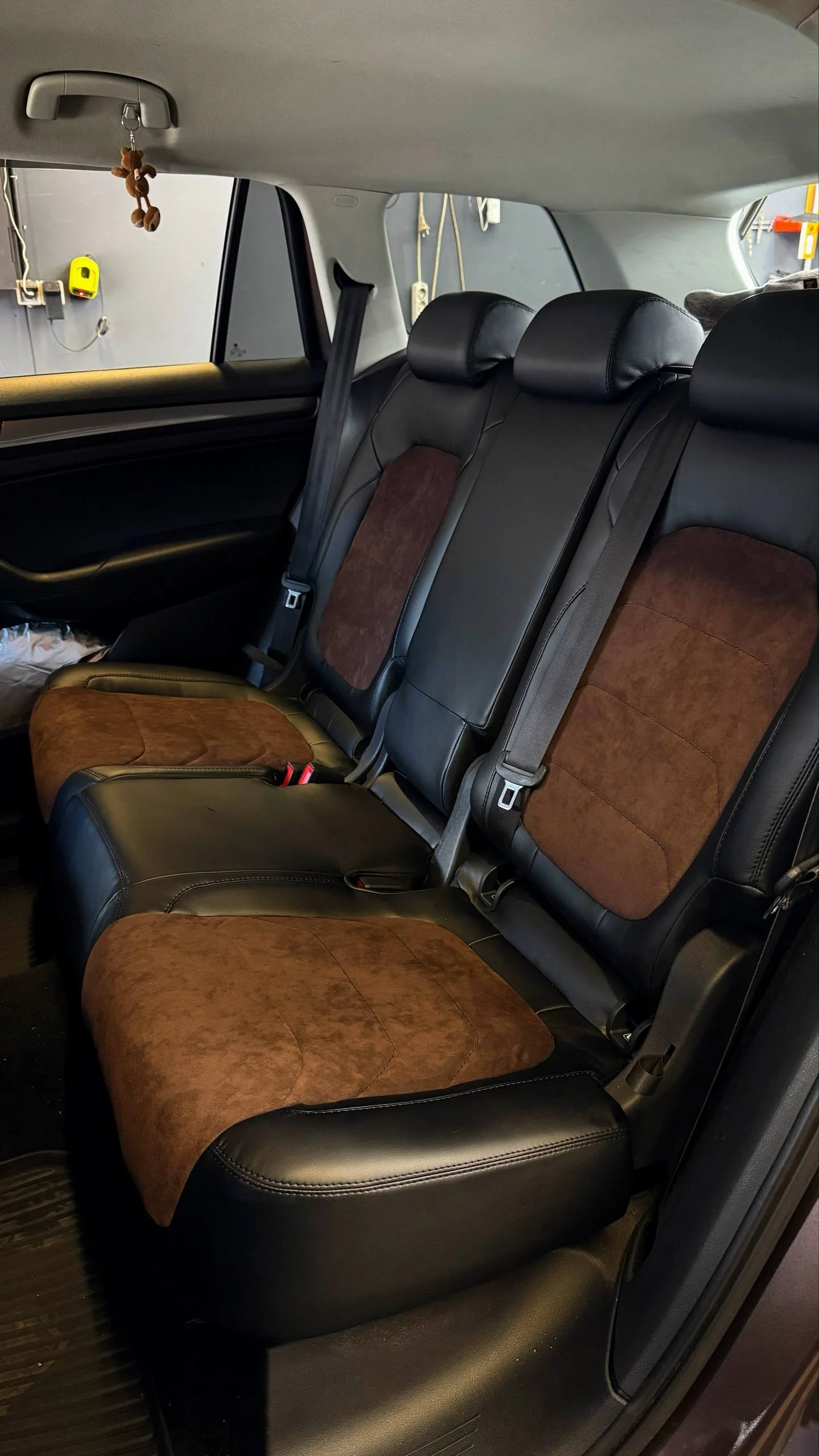 VW Kodiaq Пошит и установлен комплект каркасных чехлов в категории Base+ в черном свете с