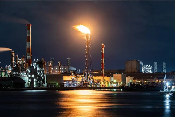 Факельная установка сжигает побочные газы на нефтеперерабатывающем заводе Toa в Кавасаки 14 октября