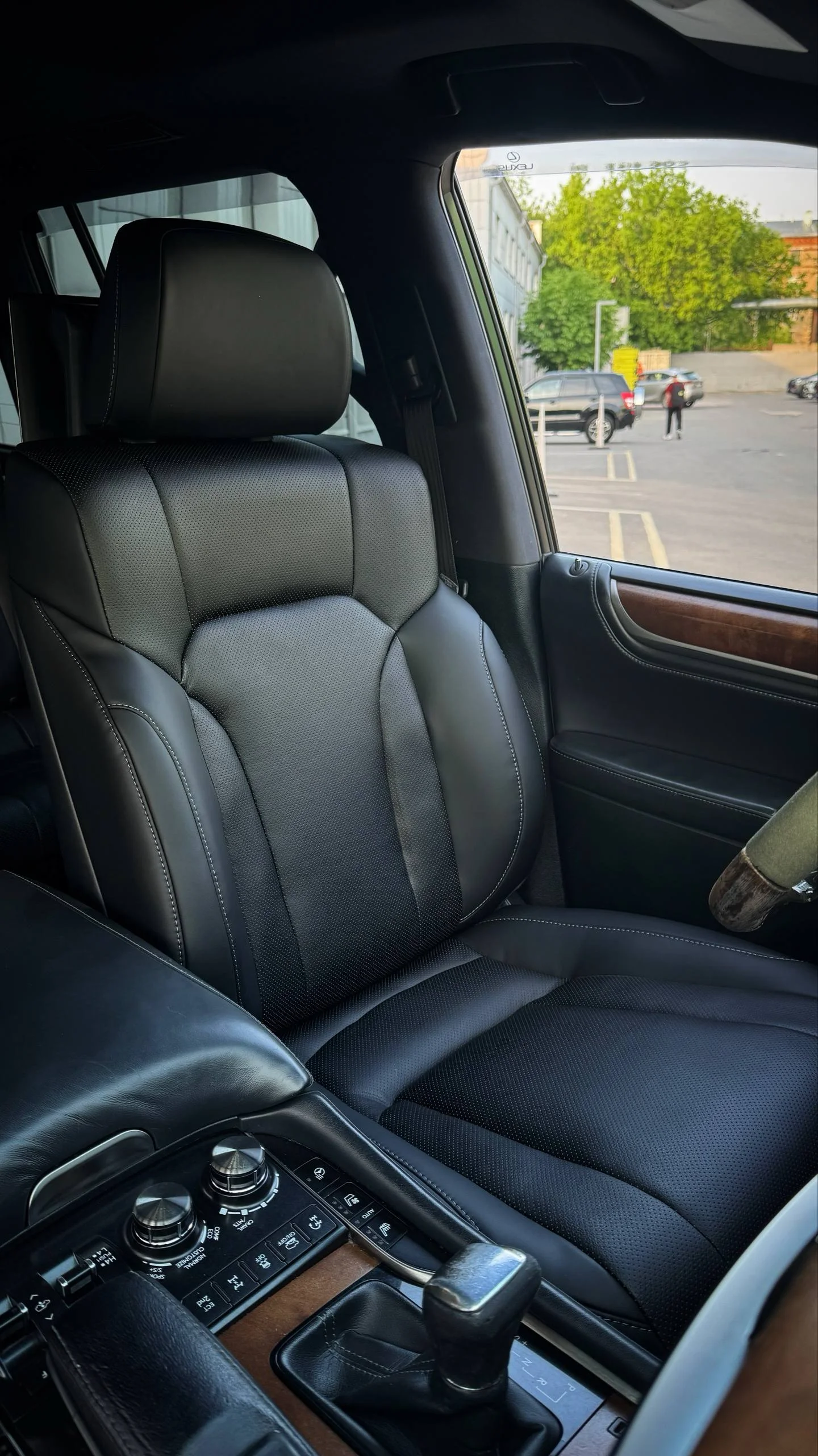 Lexus LX 570 Произвели полную реставрацию поролона водительского сидения, а также правого заднего