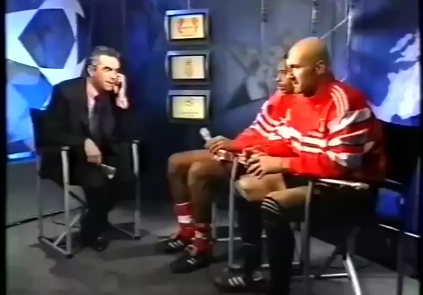 1997-й год. Анри и Бартез по горячим следам обсуждают только что сыгранный матч в Лиге чемпионов 🤔