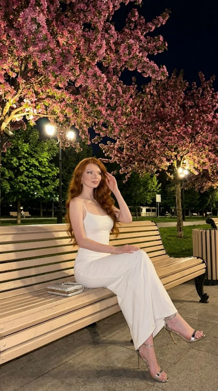 🌸 Фото в парке Генерируем фото на скамейке в парке под цветущим деревом по этому
