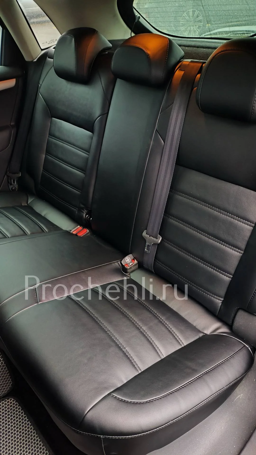 Citroen C4  Пошит и установлен комплект в категории Base+ в классическом черном цвете с черной