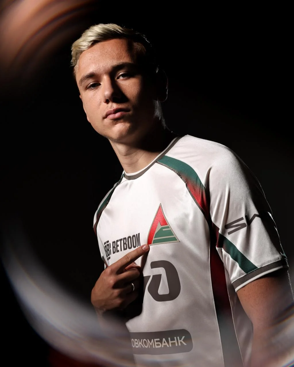 Локомотив презентовал форму на новый сезон с легендарной ретро-эмблемой ⚽️