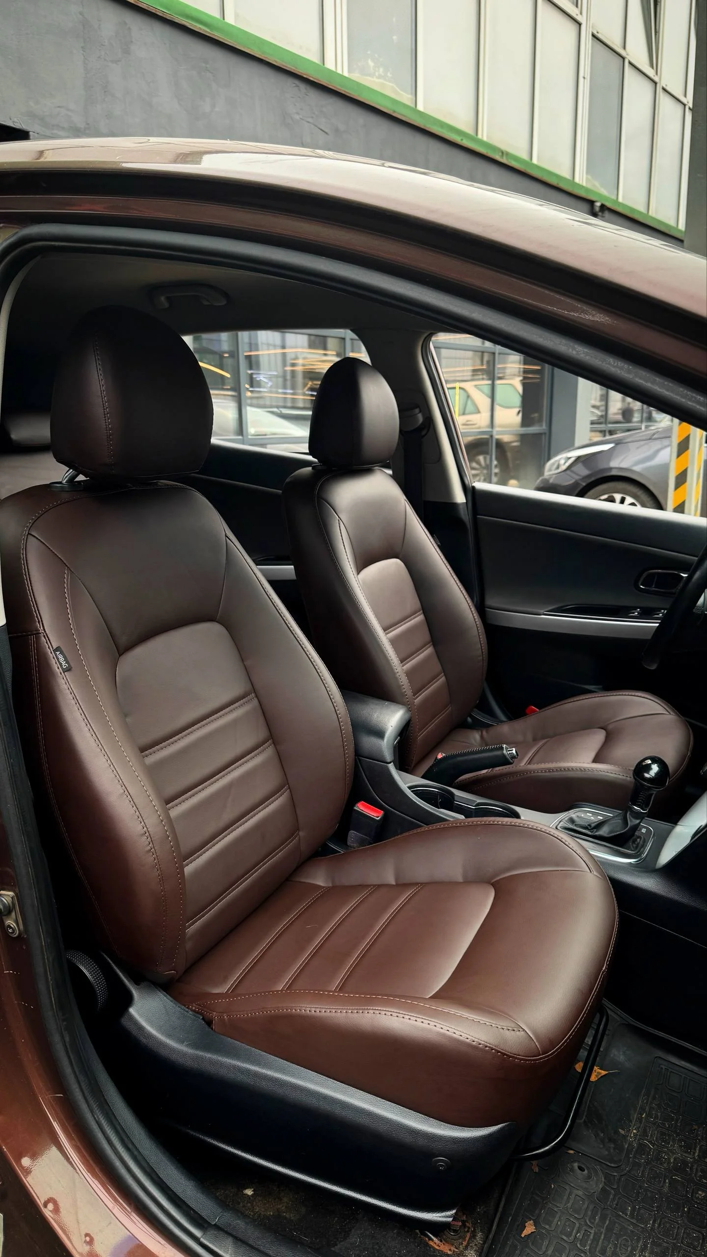 Kia Ceed 2 JD Пошит и установлен комплект в категории Base в шоколадном цвете с шоколадной ниткой