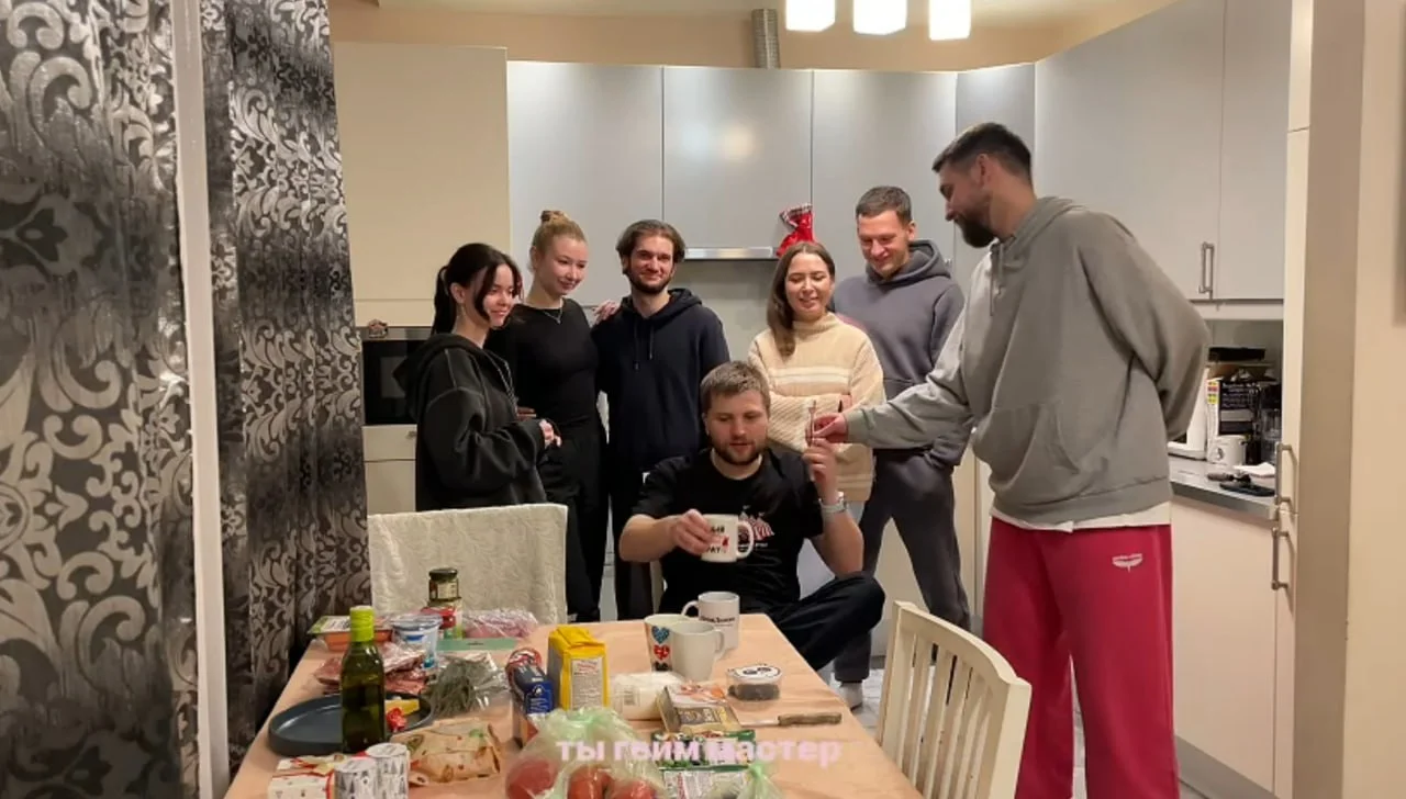 Представь Overcooked, только вместо игры — кухня у Димы, реальные ножи и люди, которые вообще-то