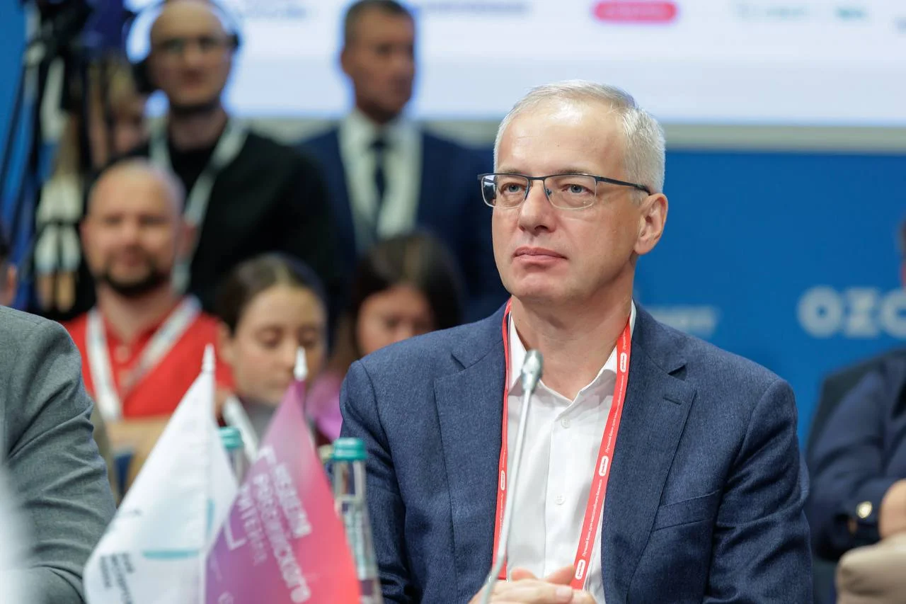 Совладелец и президент группы компаний DNS Дмитрий Алексеев заявил, что чистого офлайна и онлайна