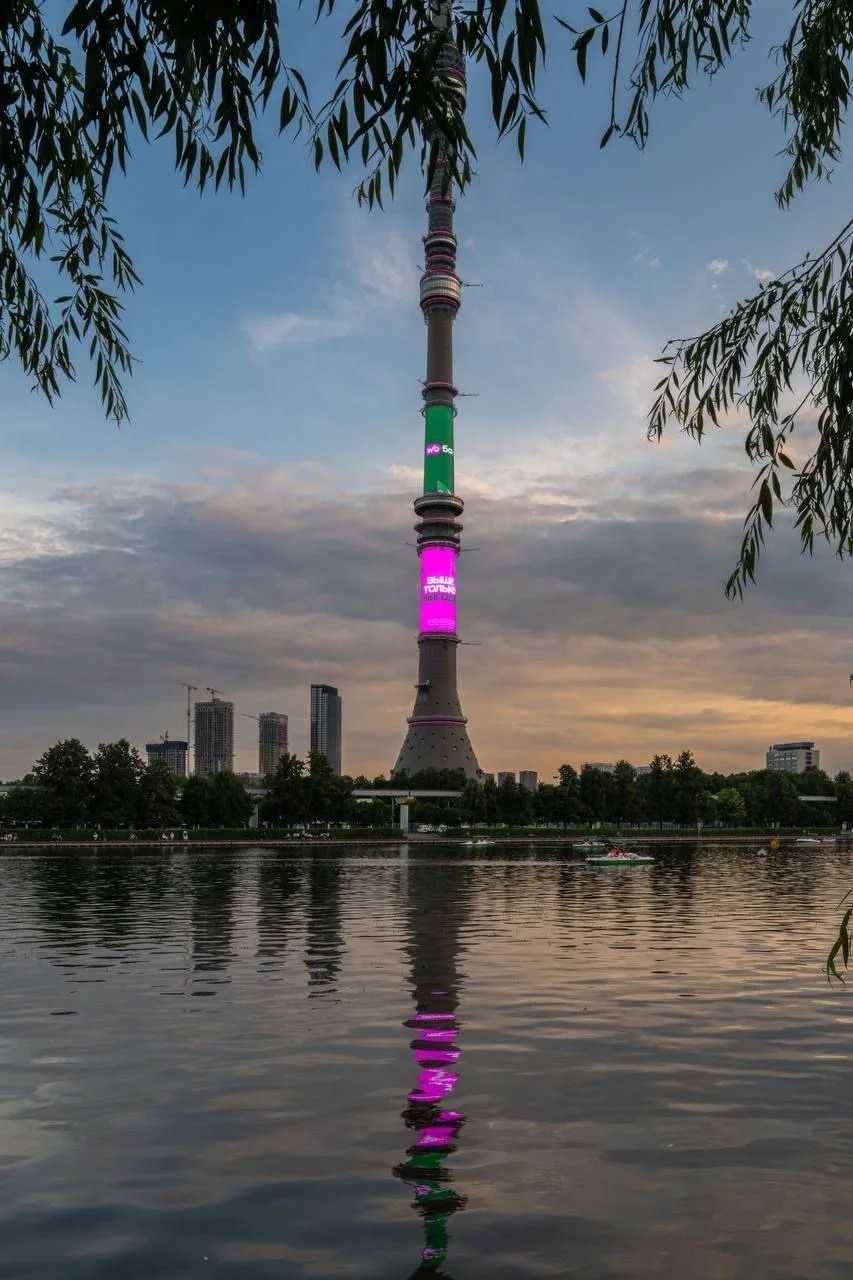 На Останскинской башне в Москве разместили рекламу WB Банка