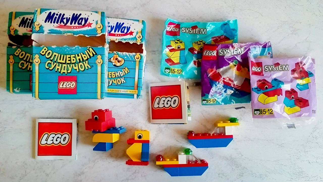 Недавно моя мама притащила для дочек набор деталек LEGO россыпью, смешали их с обычным LEGO и