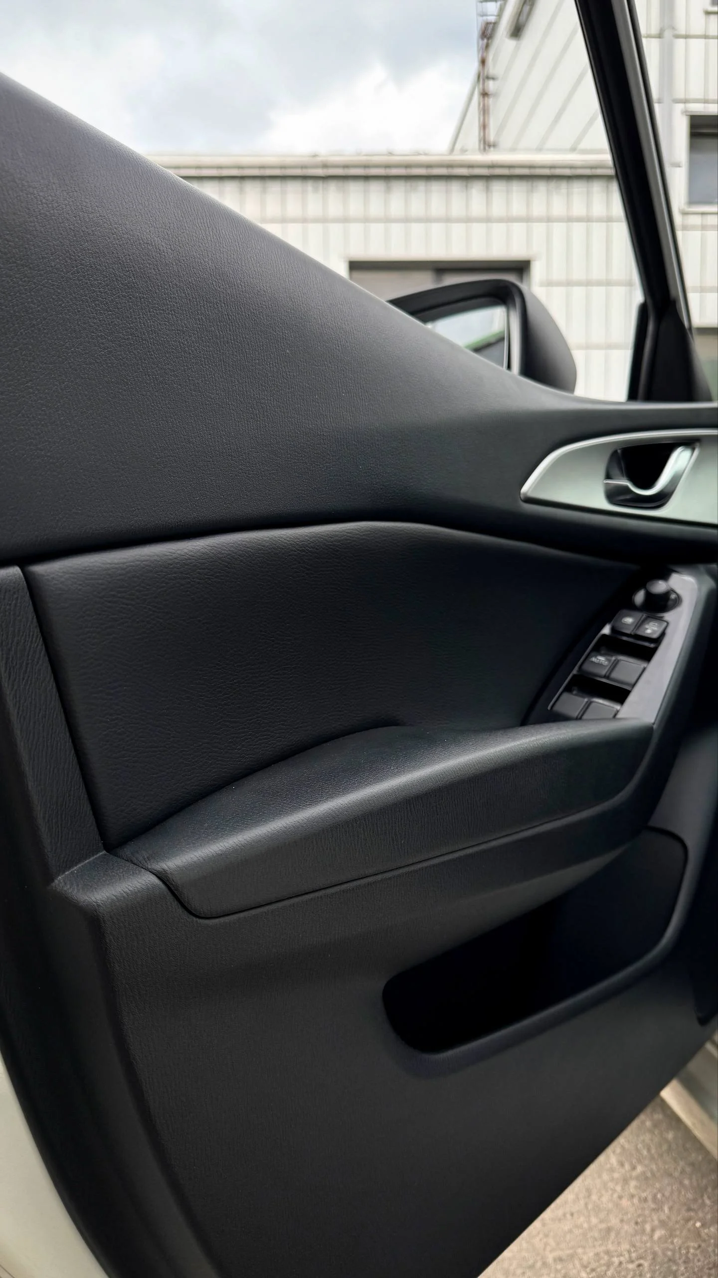 Mazda 3 BM Пошит и установлен комплект каркасных чехлов в категории Solver в классическом черном