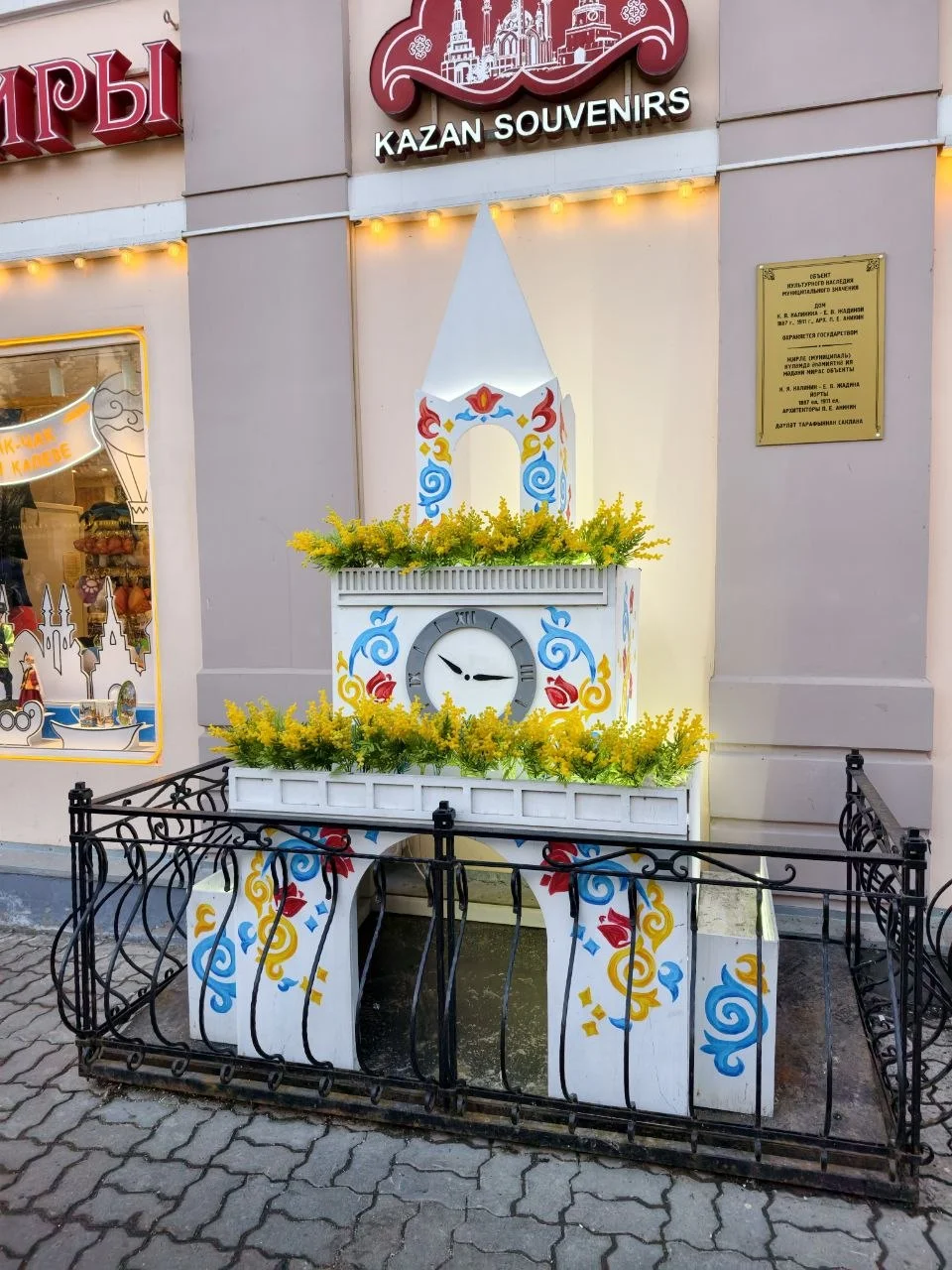 Весна в Казани начала приходить в виде декораций у заведений 🌼
