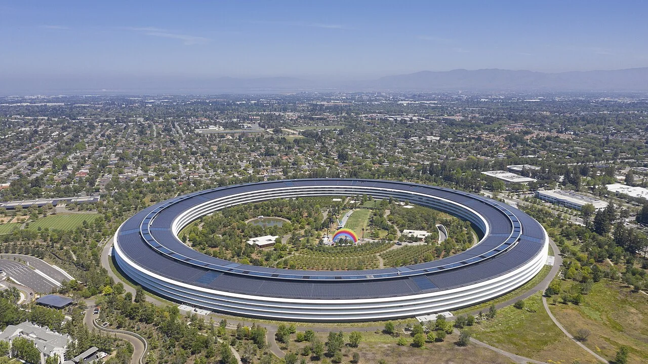 Apple подала в суд на OpenAI, обвинив её в краже коммерческих тайн