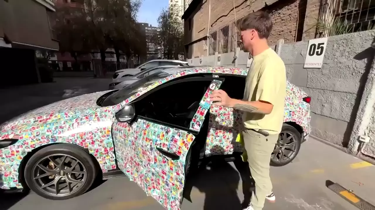 Футбольный фанат из Чили накупил тысячи наклеек Panini и обклеил ими свою Mazda 3 🤔