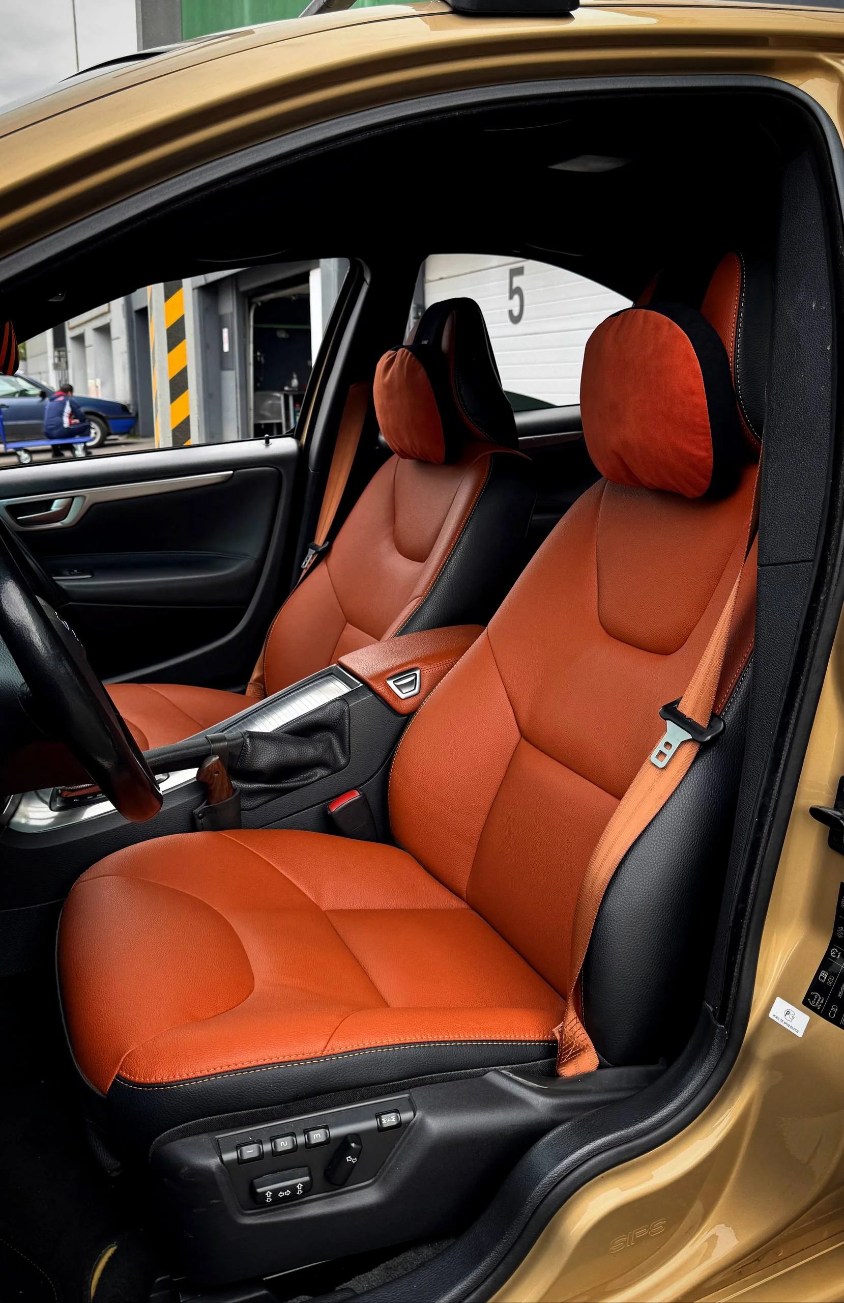 И так… снова наша золотая Volvo S60 с ярким оранжевым салоном!