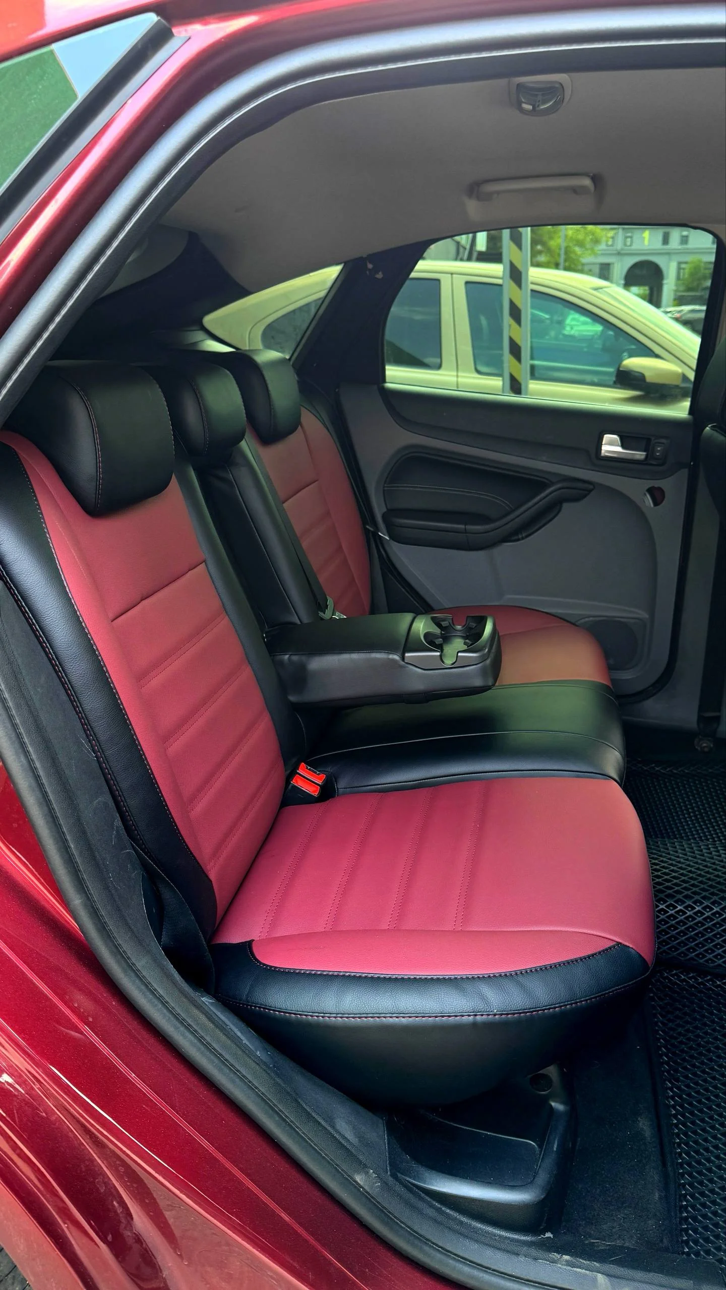 Ford Focus 2 Пошит и установлен комплект каркасных чехлов категории Silver с комбинированной эко