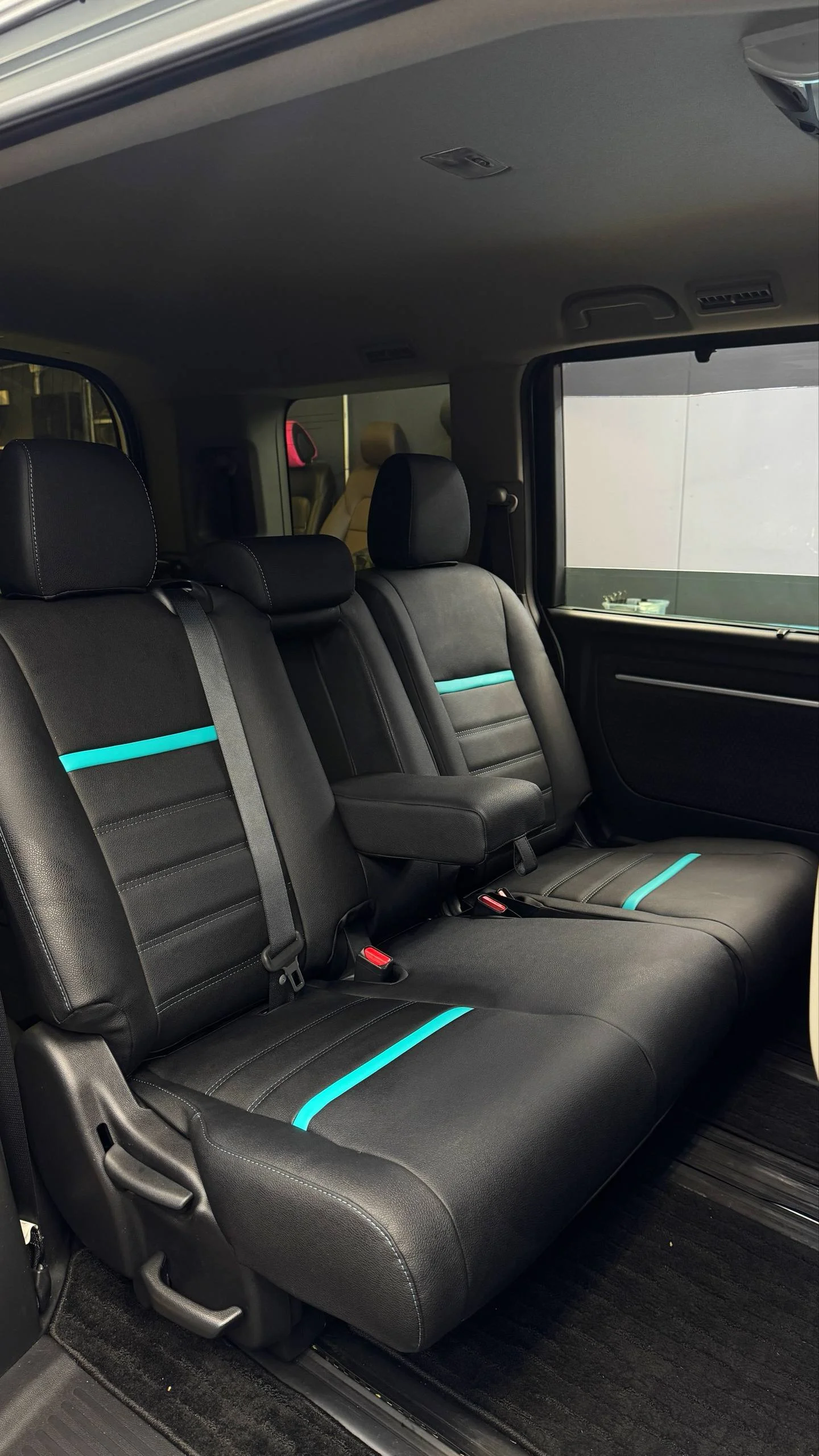 Honda Stepwgn 5 Пошит и установлен комплект в категории Gold в черном цвете