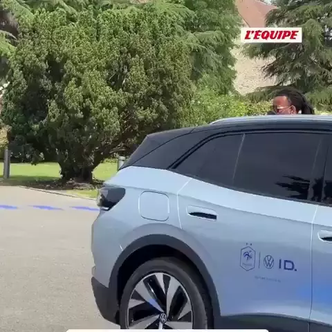 Жюль Кунде удивил журналистов новым луком по прибытии в сборную Франции 😨