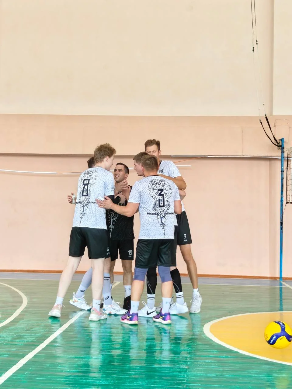 🏐В эти выходные команда Первый Темп приняла участие в открытом турнире по волейболу памяти