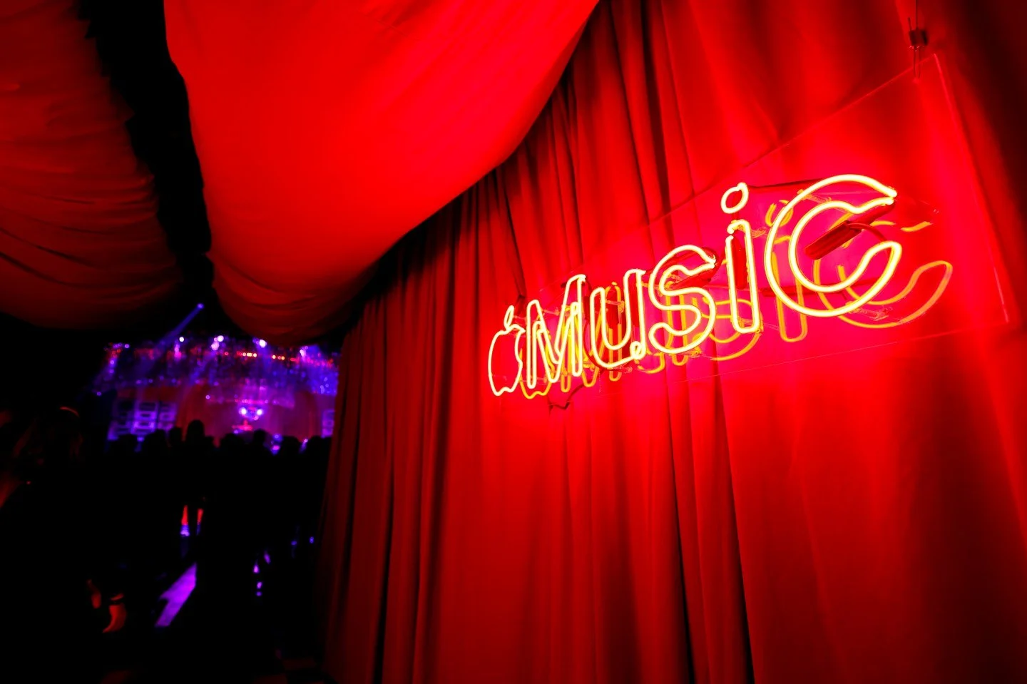 Apple Music делает AI-ярлык видимым — происхождение работы становится частью показа