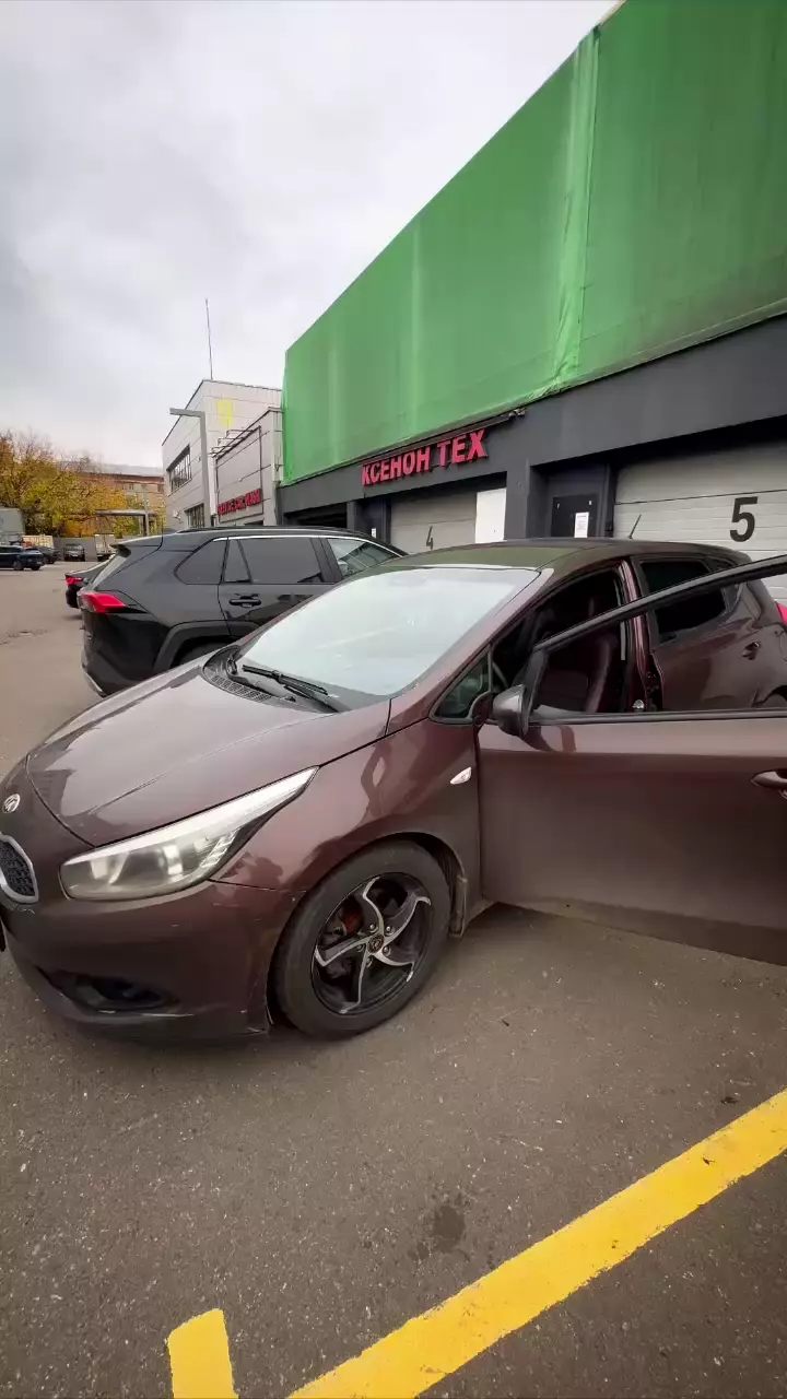 Kia Ceed 2 JD Пошит и установлен комплект в категории Base в шоколадном цвете с шоколадной ниткой