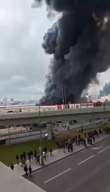 В Москве на МКАД загорелся самый большой вещевой рынок Садовод