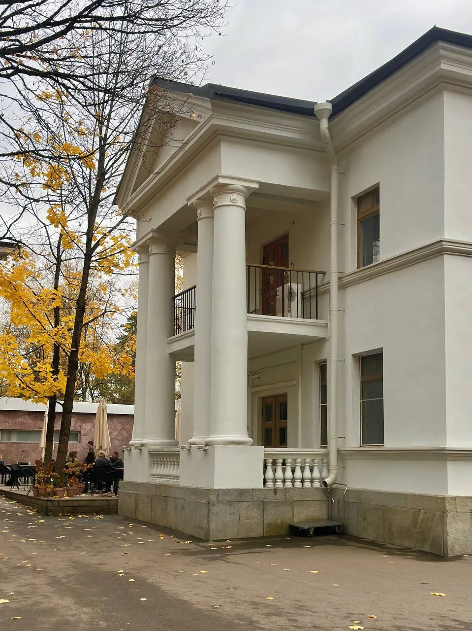 Вчера устроили себе небольшой семейный выходной в Переделкино 🍂🤎